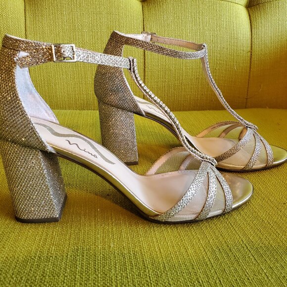 Size 8.5 Nina Haviva Gold T Strap Block Heel Sandal - Picture 2 of 6